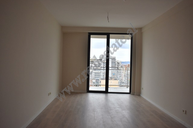 Ambient zyre me qira prane rruges se Durresit ne Tirane